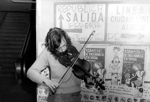 Un violinista tocando en el Metro en 1978