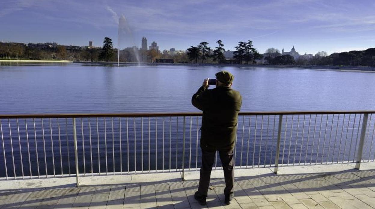 Un hombre hace una fotografía al nuevo lago de la Casa de Campo