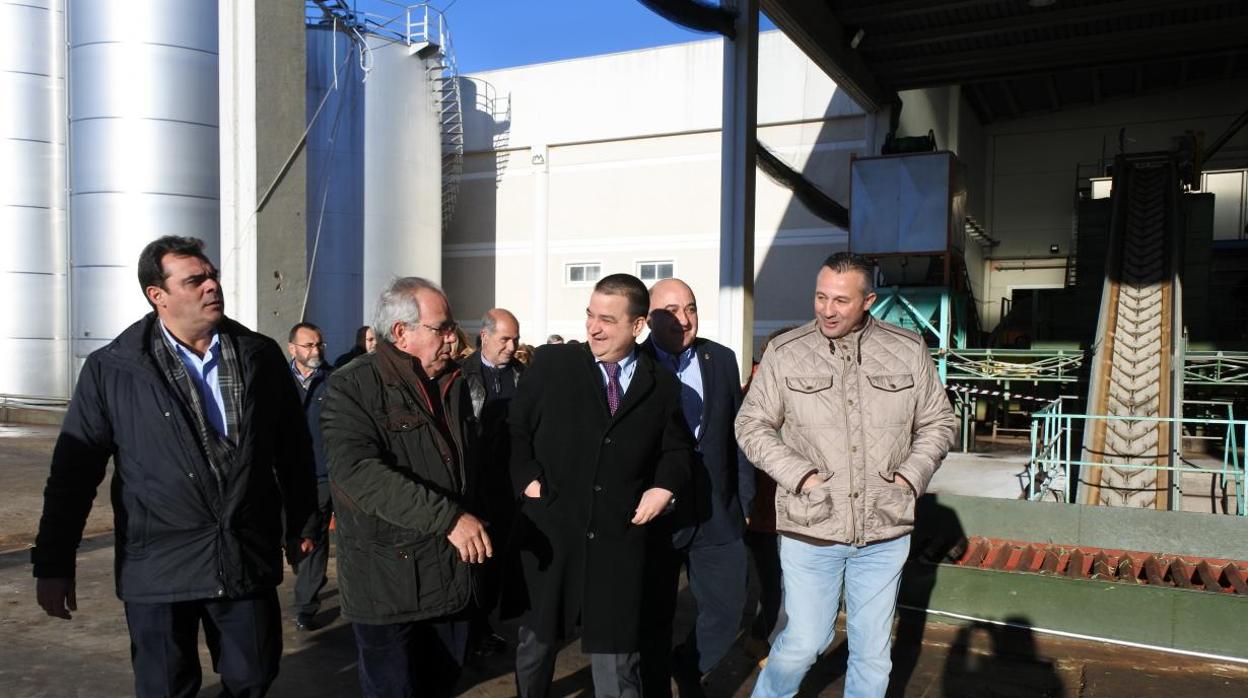 El consejero de Agricultura visitó ayer la almazara del Grupo Montes Norte situada en Malagón