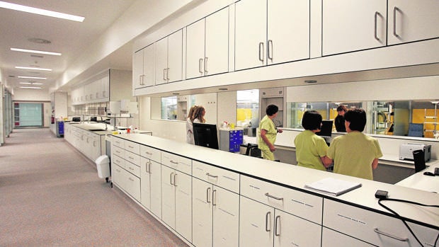 La denunciante matiza que los fallecidos no murieron en los pasillos