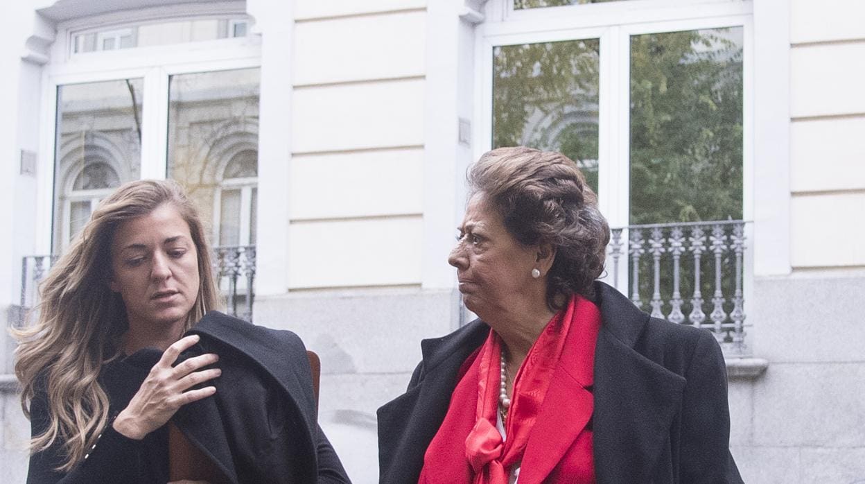 Imagen de Rita Corbín y Rita Barberá tomada en noviembre de 2016 en Madrid
