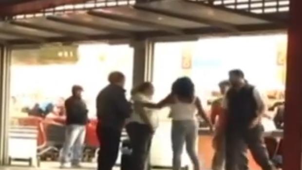 Vídeo: La dura agresión a una mujer en un supermercado de Canarias