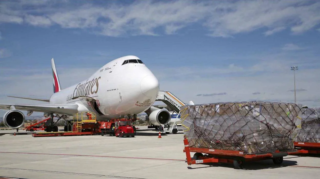 Un avión, en operaciones de carga y descarga en el Aeropuerto de Zaragoza