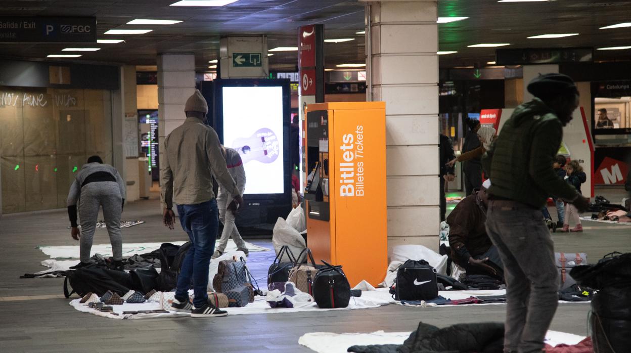 Manteros instalados en el vestíbulo de la estación de Cataluña