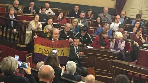 Una bandera republicana en el viejo Senado