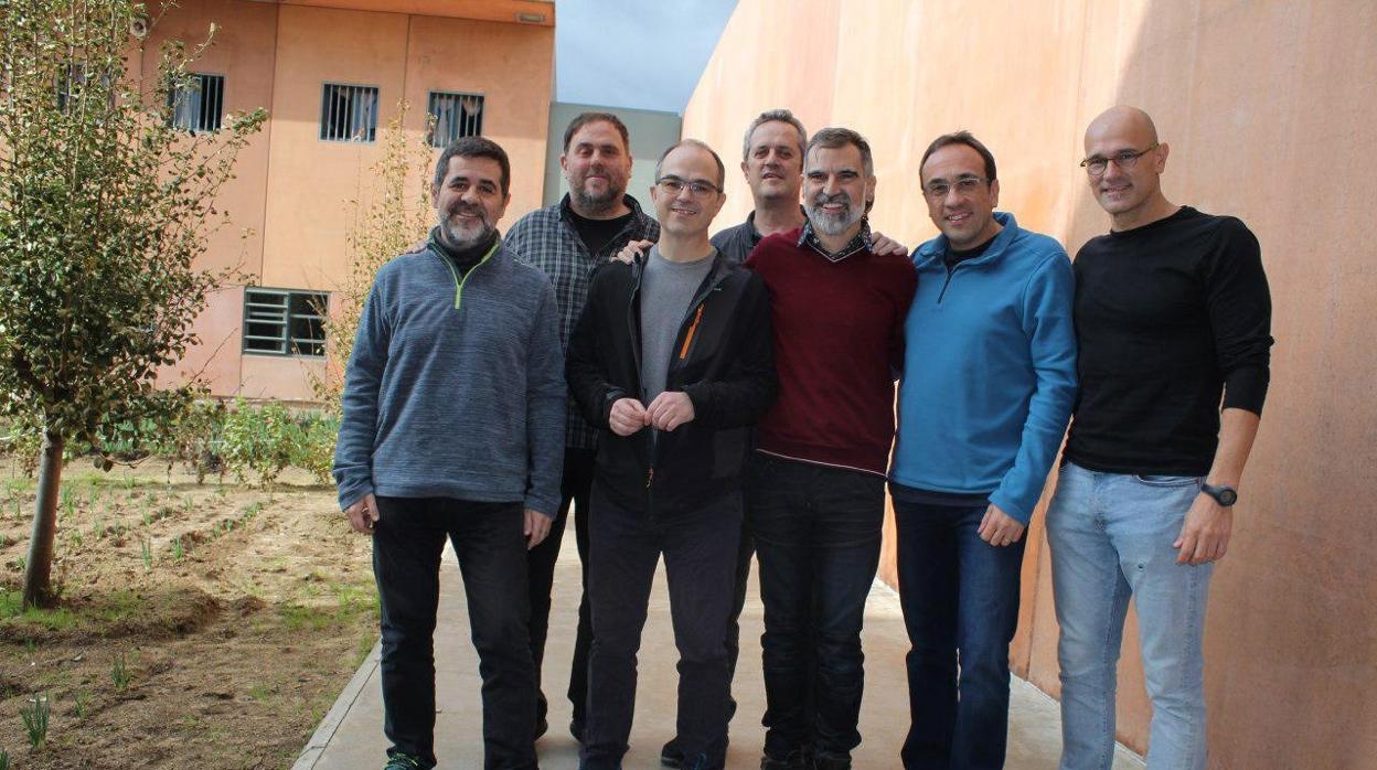 Jordi Sànchez, Oriol Junqueras, Jordi Turull, Joaquim Forn, Jordi Cuixart, Josep Rull y Raül Romeva, en una imagen en el centro penitenciario de Lledoners