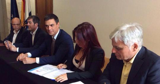 Firma de acuerdo entre PSOE y Coalición Canaria en 2015