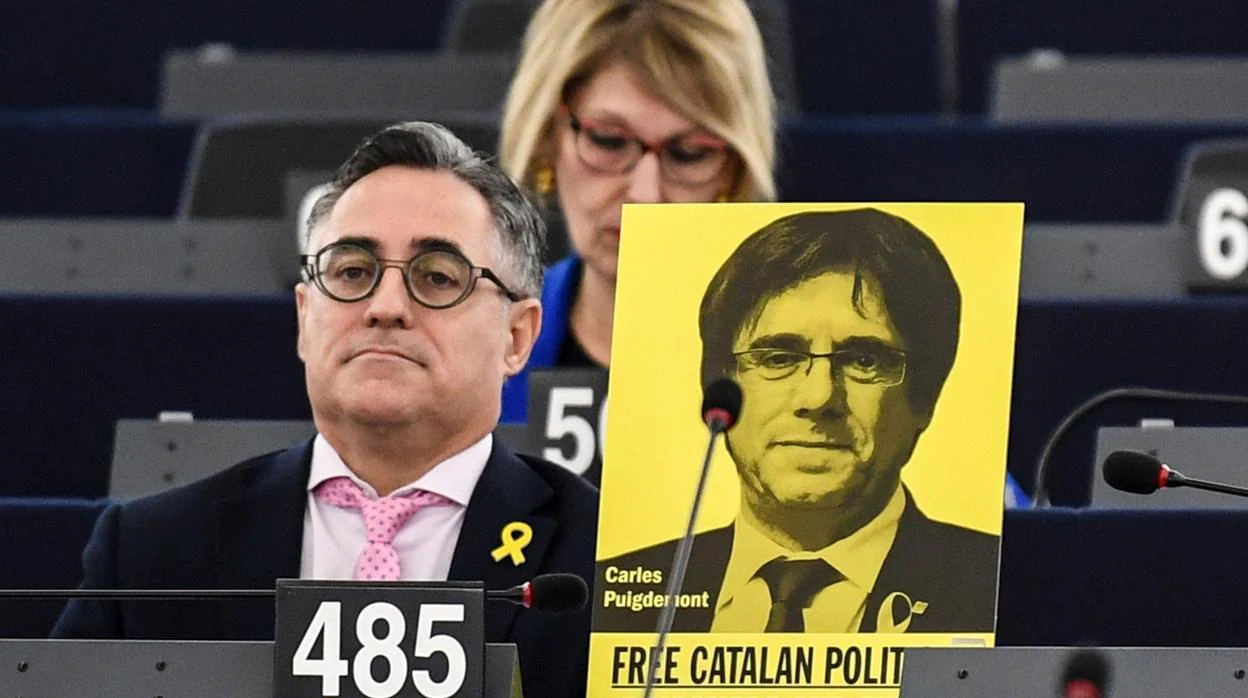 Eurodiputados muestran carteles en apoyo al expresidente de la Generalitat Carles Puigdemont