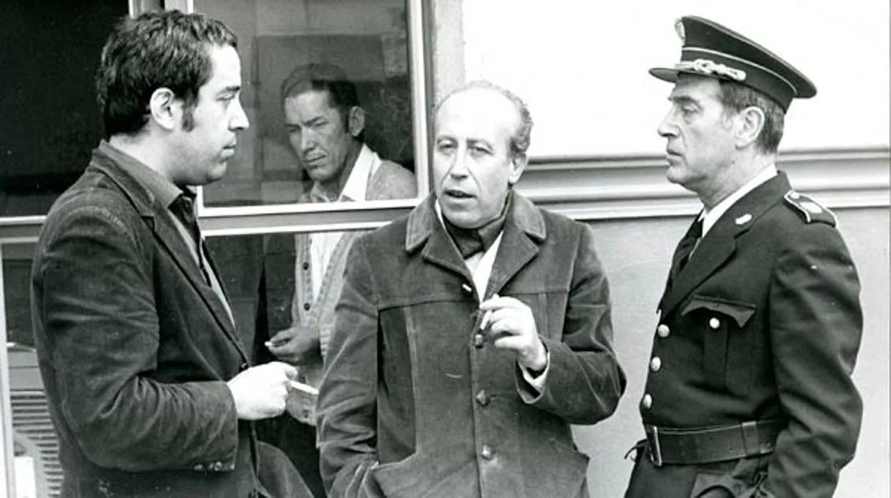 El escritor, en el centro, junto a Antonio Casal, el actor que dio vida a Plinio (derecha) en una serie de TVE en 1972