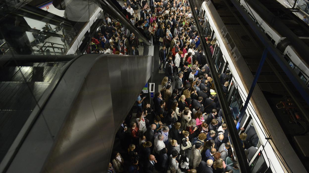 Aglomeración de viajeros de Metro en la estación de Nuevos Ministerios