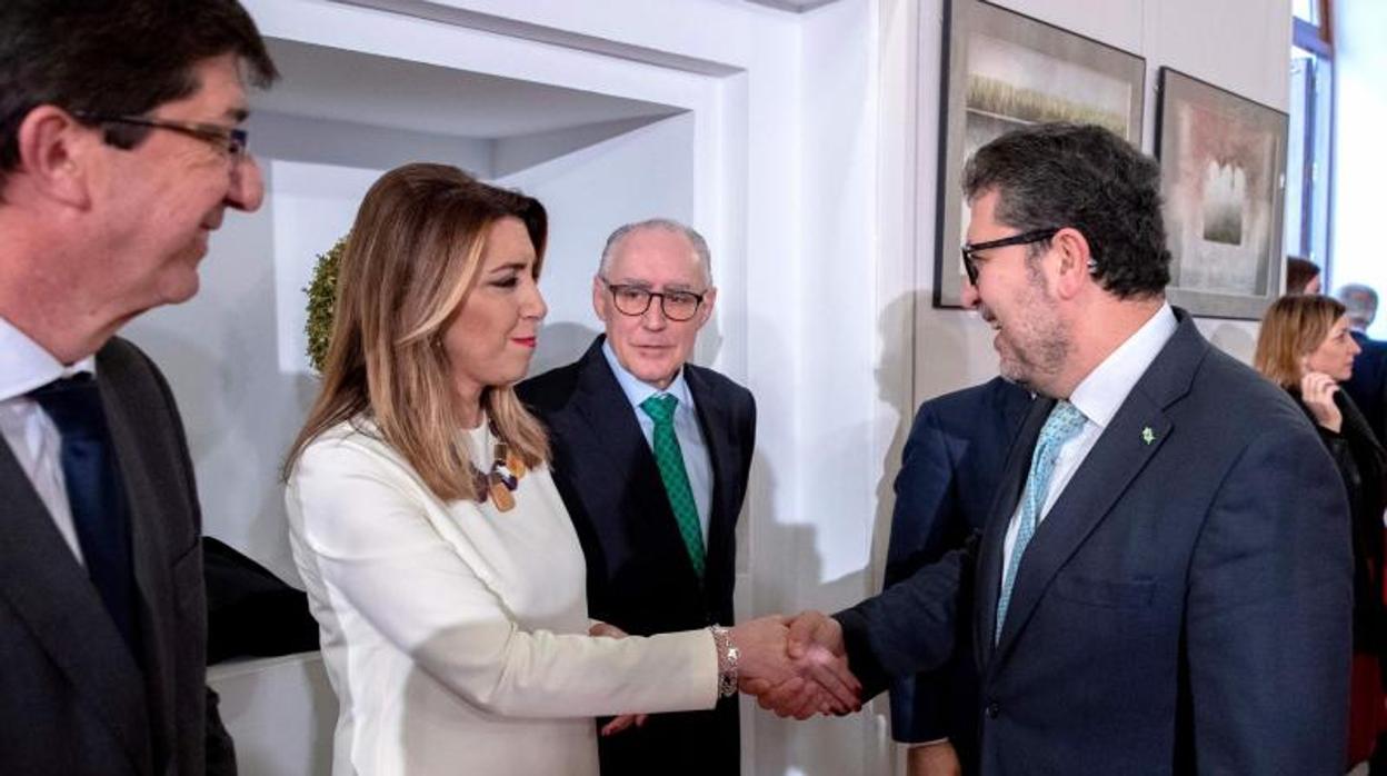 Susana Díaz saluda a Francisco Serrano (Vox), ante la mirada de Juan Marín (Ciudadanos)