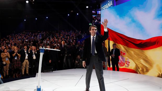 Aznar, a Casado: «Eres un líder como un castillo, sin tutelas ni tutías»