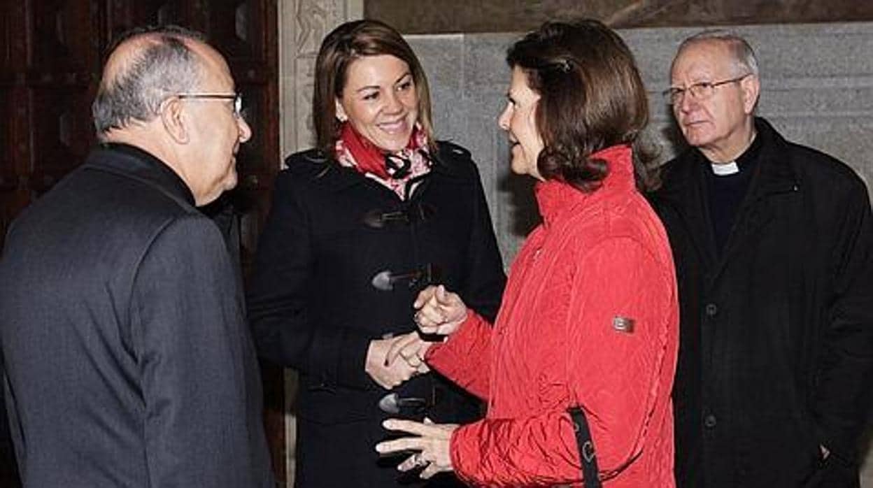 Imagen de 2012, cuando la Reina Silvia de Suecia visitó Toledo. En la imagen, conversa con Cospedal y el deán de la catedral, Juan Sánchez, delante del canónigo Cleofé Sánchez