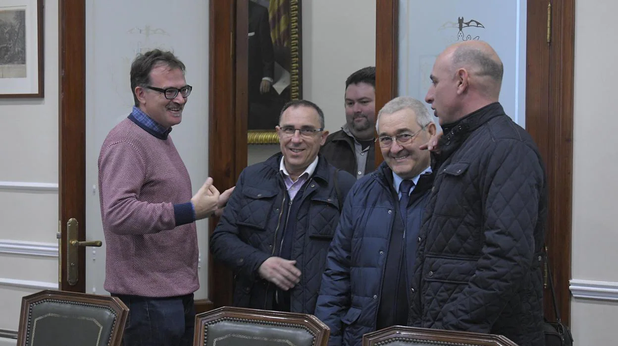 El concejal de movilidad, Giuseppe Grezzi, reunido con respresentantes de la Confederación de Autónomos del Taxi de la Comunidad Valenciana