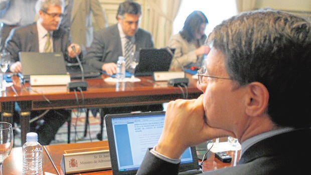 26.02.2007 - El ministro Jordi Sevilla (PSOE) y los consejeros de la Generalitat Joan Saura (ICV-EUiA) y Joan Puigcercós (ERC), antes de la sesión constitutiva de la Comisión Bilateral