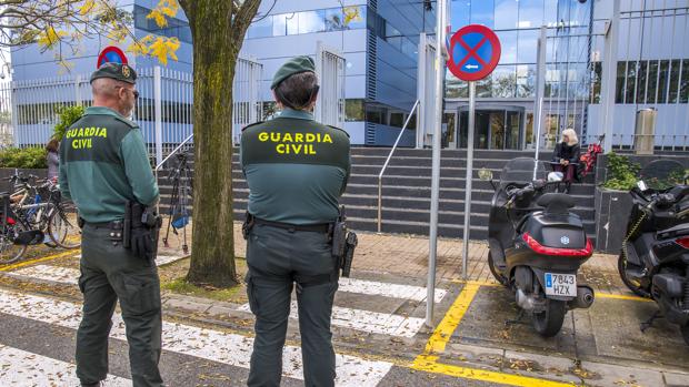 Aparecen pintadas amarillas en el cuartel de la Guardia Civil de La Seu d'Urgell