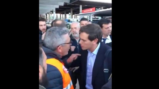 Escrache a Albert Rivera en Atocha por parte de los taxistas