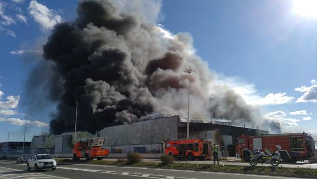 Tres heridos por inhalación de humo en el devastador incendio de una empresa en Manises