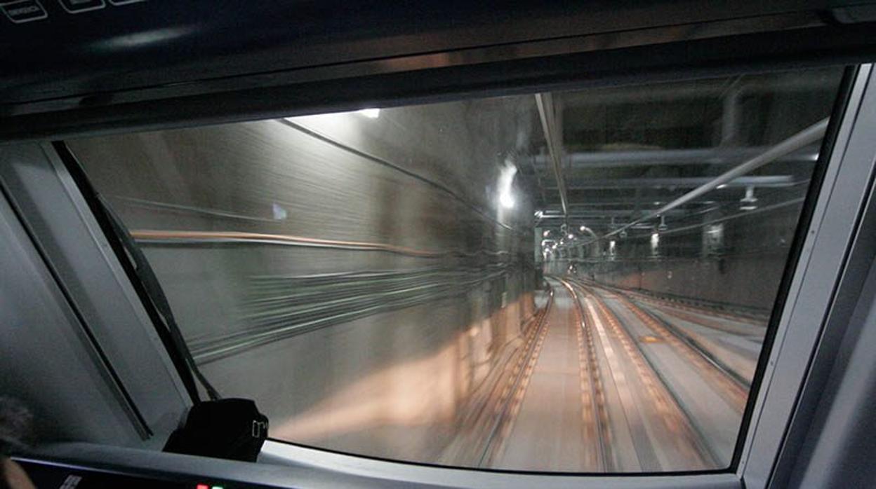 Interior de un túnel, desde la cabina del conductor