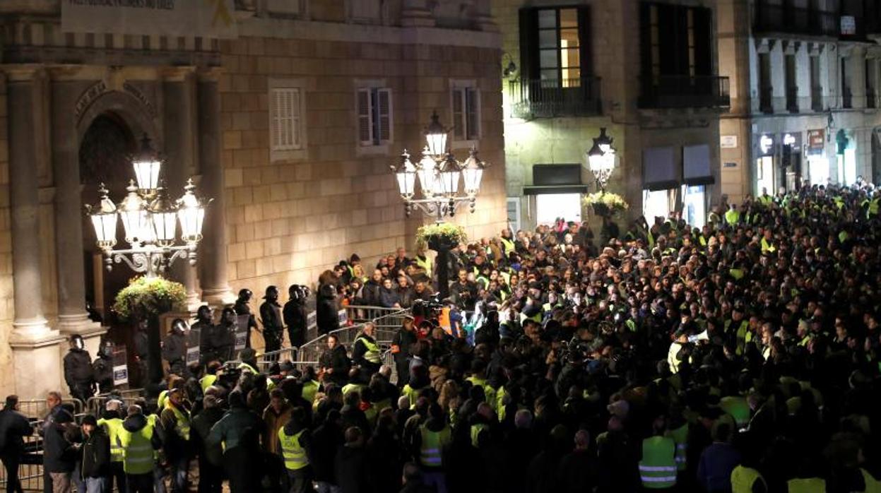 Centenares de manifestantes del colectivo, esta tarde a las puertas de la Generalitat