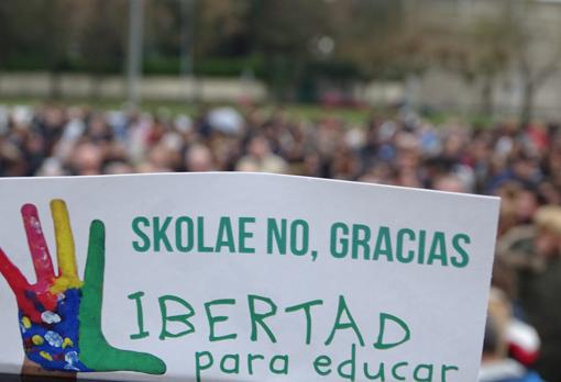 Pegatina en una manifestación contra Skolae