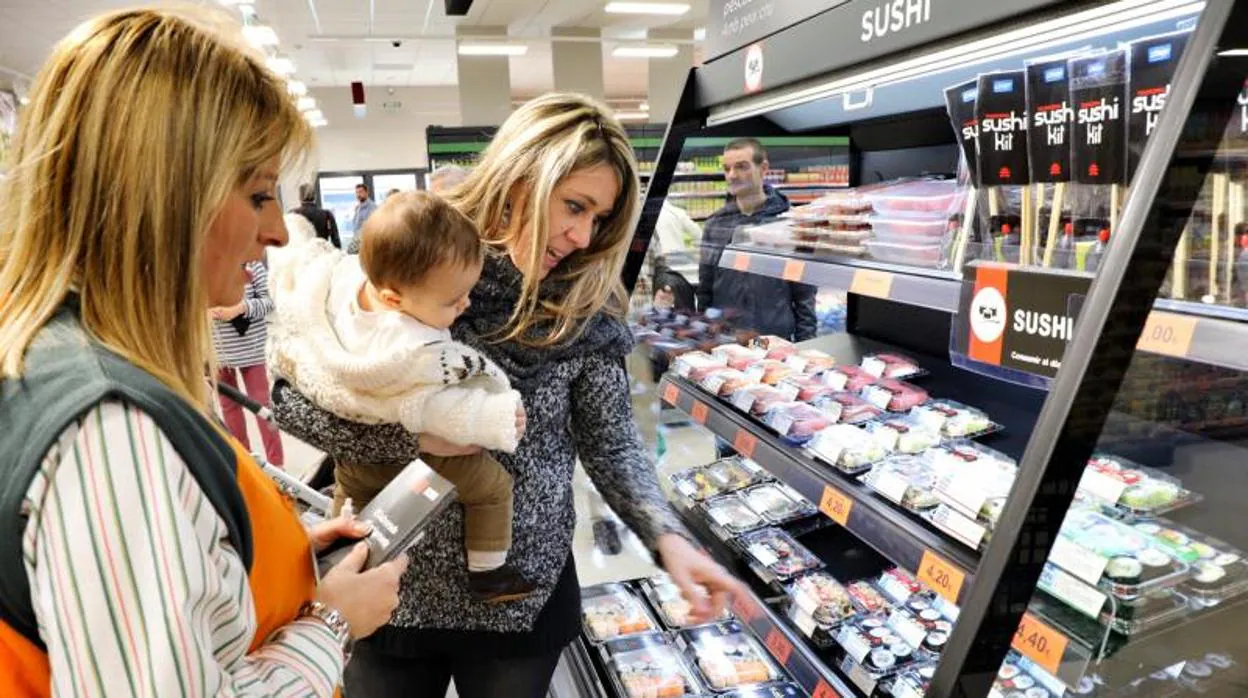 Una consumidora mirando alimentos en un supermercado de Mercadona