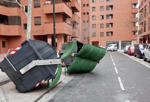 Contenedores tumbados este miércoles por las fuertes rachas de viento en Zaragoza