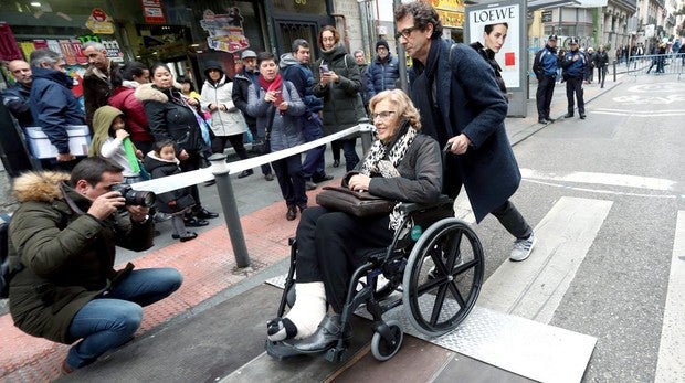 Carmena estaba cenando con Errejón cuando se le cayó una bandeja de empanadillas y se rompió el tobillo