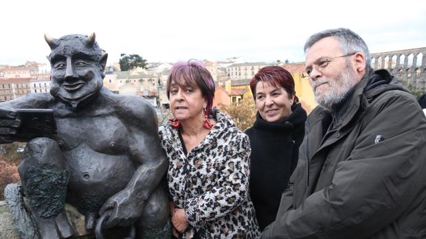 La polémica escultura del diablillo ya se hace su «selfie» con el Acueducto