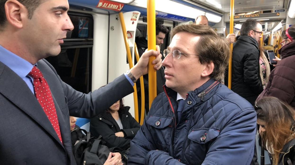 El candidato del PP a la Alcaldía de Madrid, Martínez-Almeida, esta mañana en el Metro a Fitur