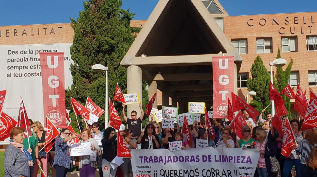 Las trabajadoras de las empresas adjudicatarias protesta frente a la Conselleria de Cultura