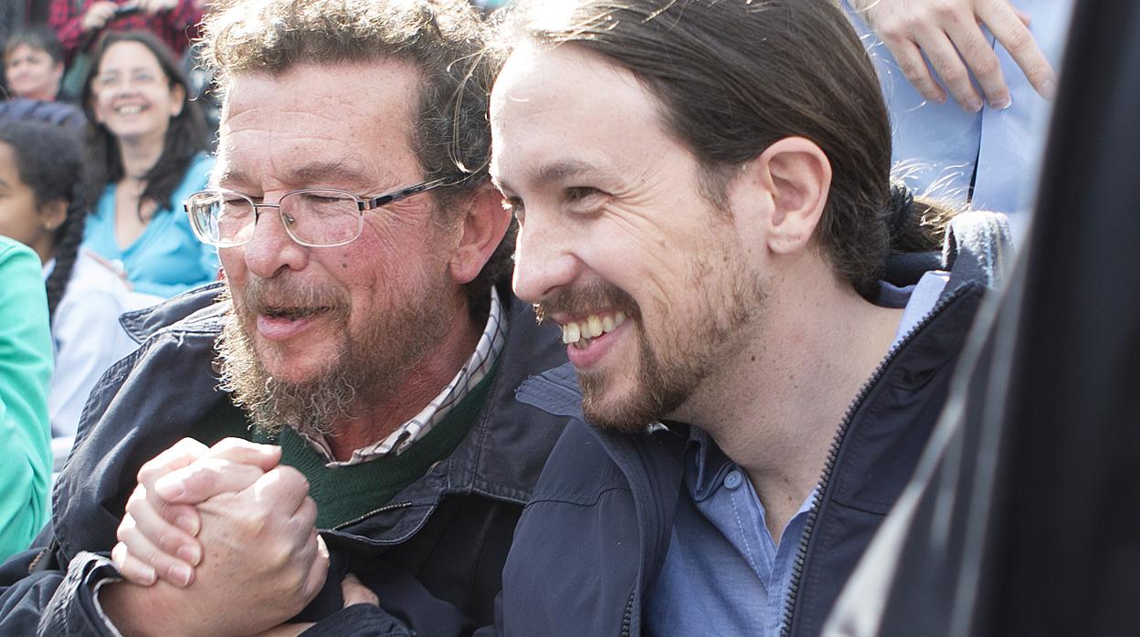 Pablo Iglesias, junto a su padre, Francisco Javier Iglesias, en un acto electoral en 2015 en Zamora