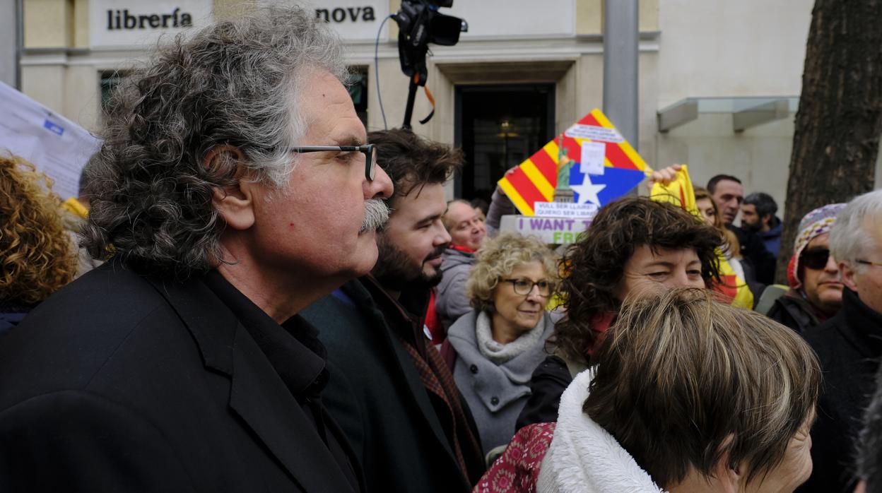 Los diputados de ERC Joan Tardà y Gabriel Rufián, en una marcha independentista frente al TS
