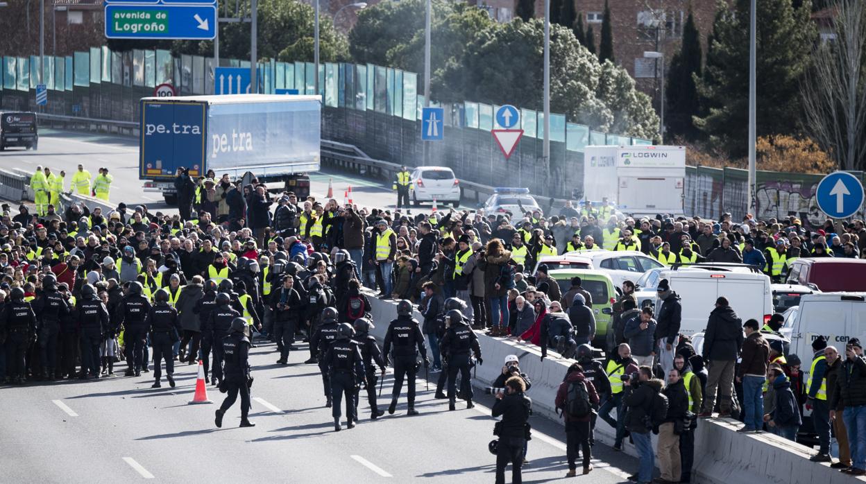 Una multitud de taxistas corta la M-40 ante la presencia de los «antidisturbios»