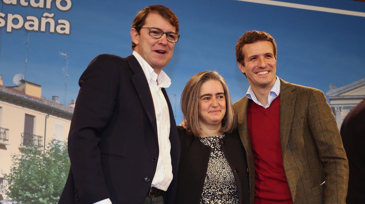 El presidente del PP, Pablo Casado (D); junto al candidato a la presidencia dela Junta, Alfonso Fernández Mañueco (I); y a la candidata por Ávila, Sonsoles Sánchez, en la presentación de los candidatos del PP de Castilla y León