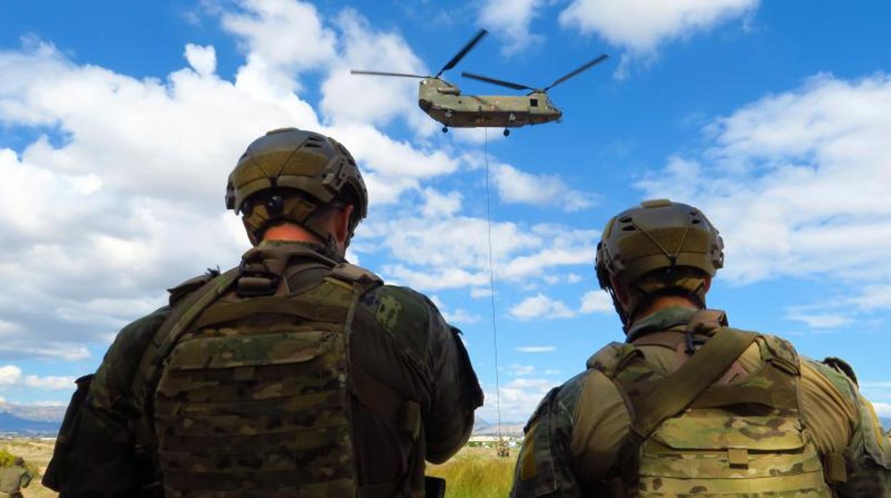 Dos militares en una exhibición de maniobras reciente en Alicante