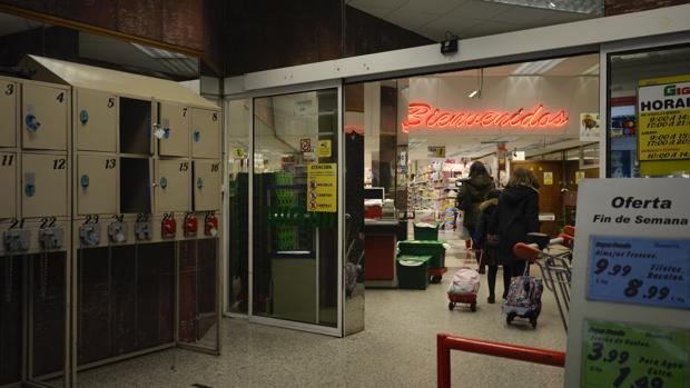 Detenido en Aranda (Burgos) por grabar piernas y glúteos de mujeres en un supermercado