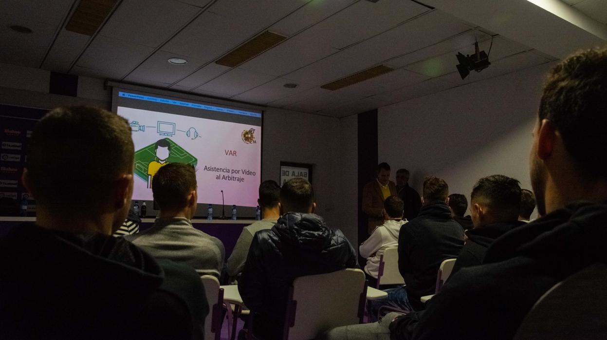 Jugadores del Real Valladolid reciben la charla de Clos Gómez sobre el VAR