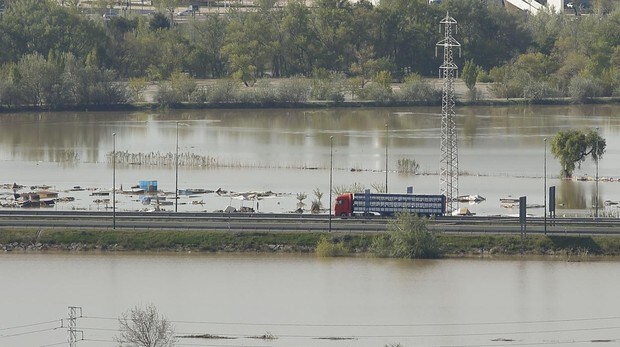 El Ebro amenaza con inundaciones en su primera gran riada del año tras el temporal
