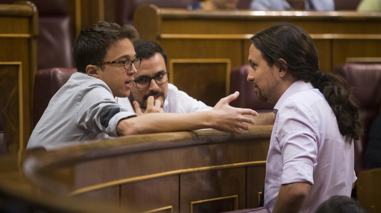 Pablo Iglesias escucha, en una imagen de archivo, a Íñigo Errejón y a Alberto Garzón (IU)