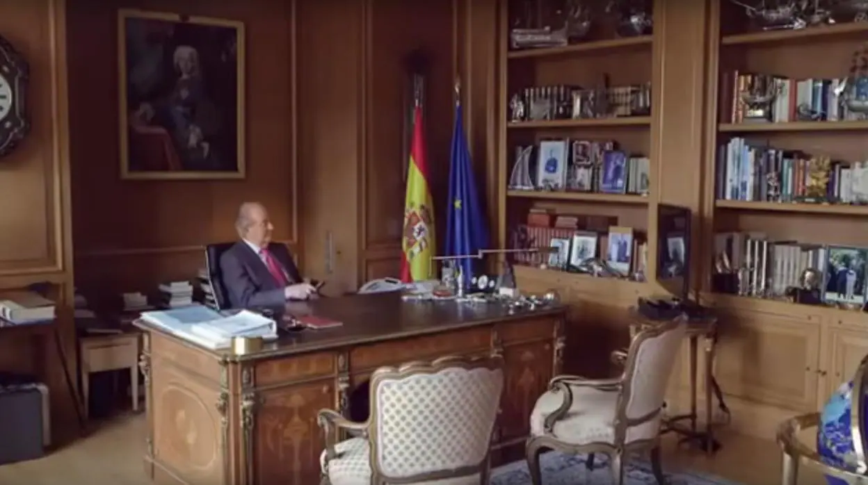 Don Juan Carlos, en su despacho antes de la abdicación