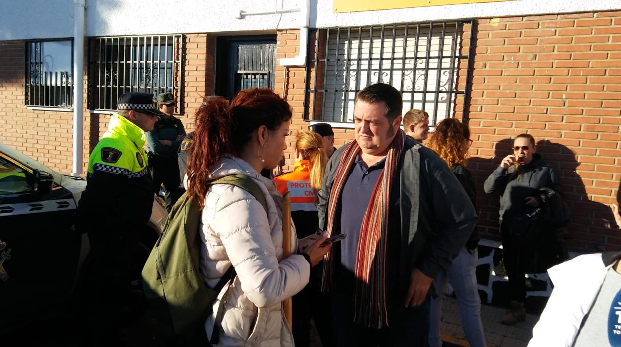 Voluntarios y familiares preparando la jornada de búsqueda