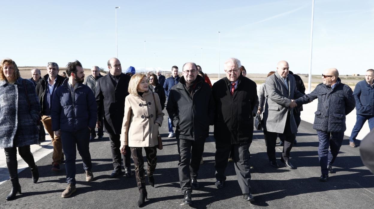 El presidente de Aragón, Javier Lambán, entre la alcaldesa de Gallur, Yolanda Salvatierra, y el vicepresidente de la DPZ, Martín Llanas, durante la visita que giraron al poligono industrial