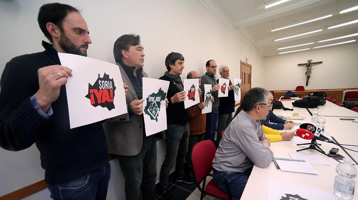 Representantes de «Soria Ya» y de «Teruel Existe», durante la reunión que han mantenido para coordinar la convocatoria de la manifestación a celebrar en Madrid