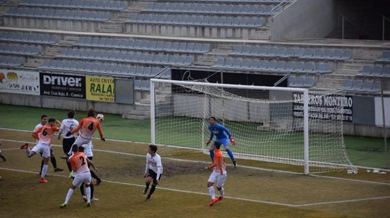 Un momento del choque entre la Balompédica Conquense y el CF Peralada