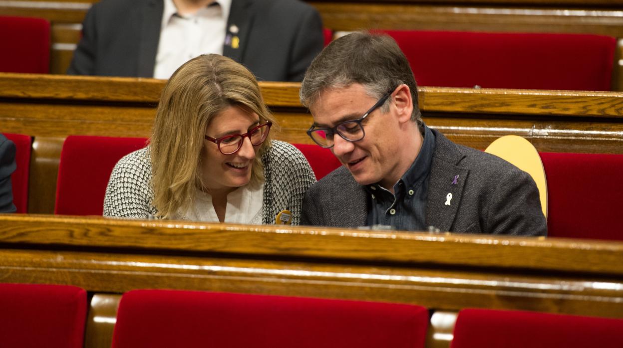 La diputada de Junts per Catalunya, Elsa Artadi, con el diputado de ERC, Josep María Jove