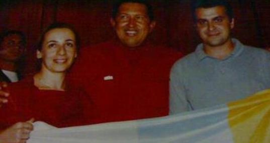 Chavez con un dirigente de ANC al timpo que sostiene una bandera canaria separtatista
