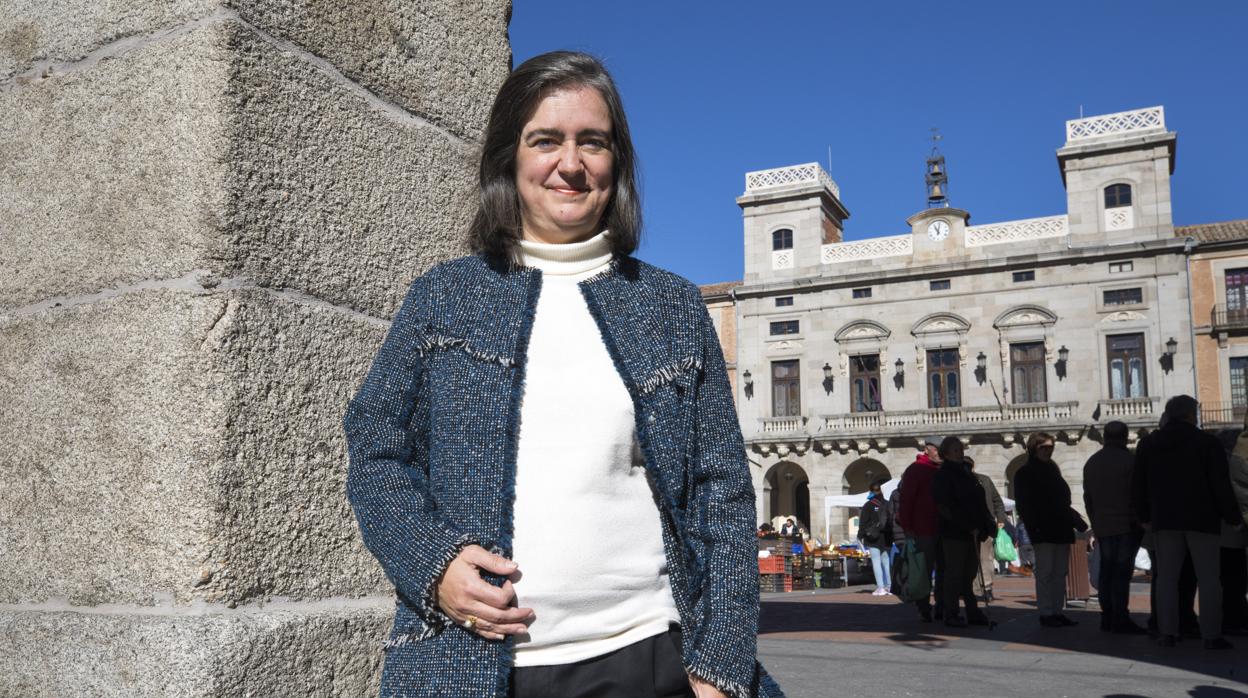 La candidata popular, junto al PP de Ávila