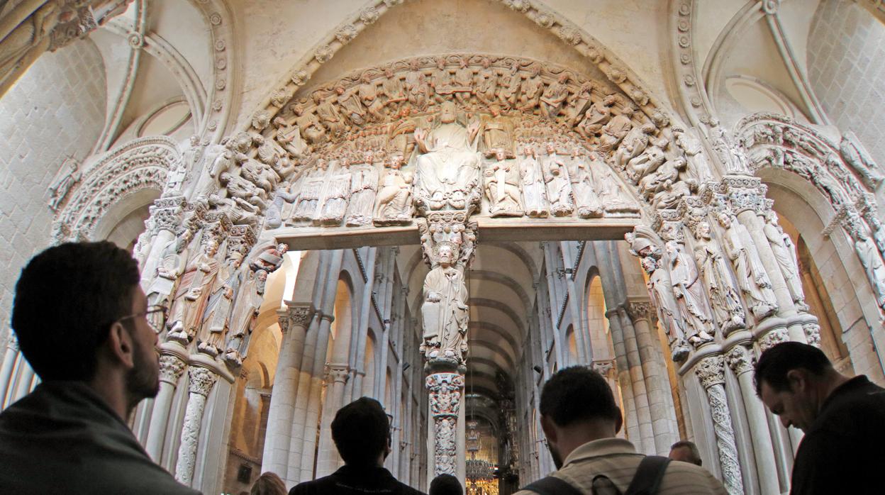 Visitantes en el Pórtico de la Gloria