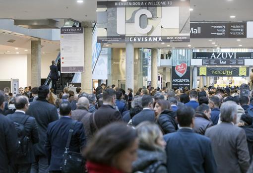 Afluencia de público en el acceso al salón comercial del sector, este lunes en Valencia